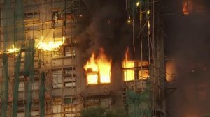 Кадры из Гонконга, где в эти минуты тушат мощный пожар в жилом комплексе.