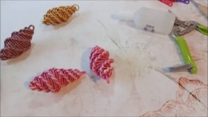 Игрушка на елку шишка из бумажной лозы