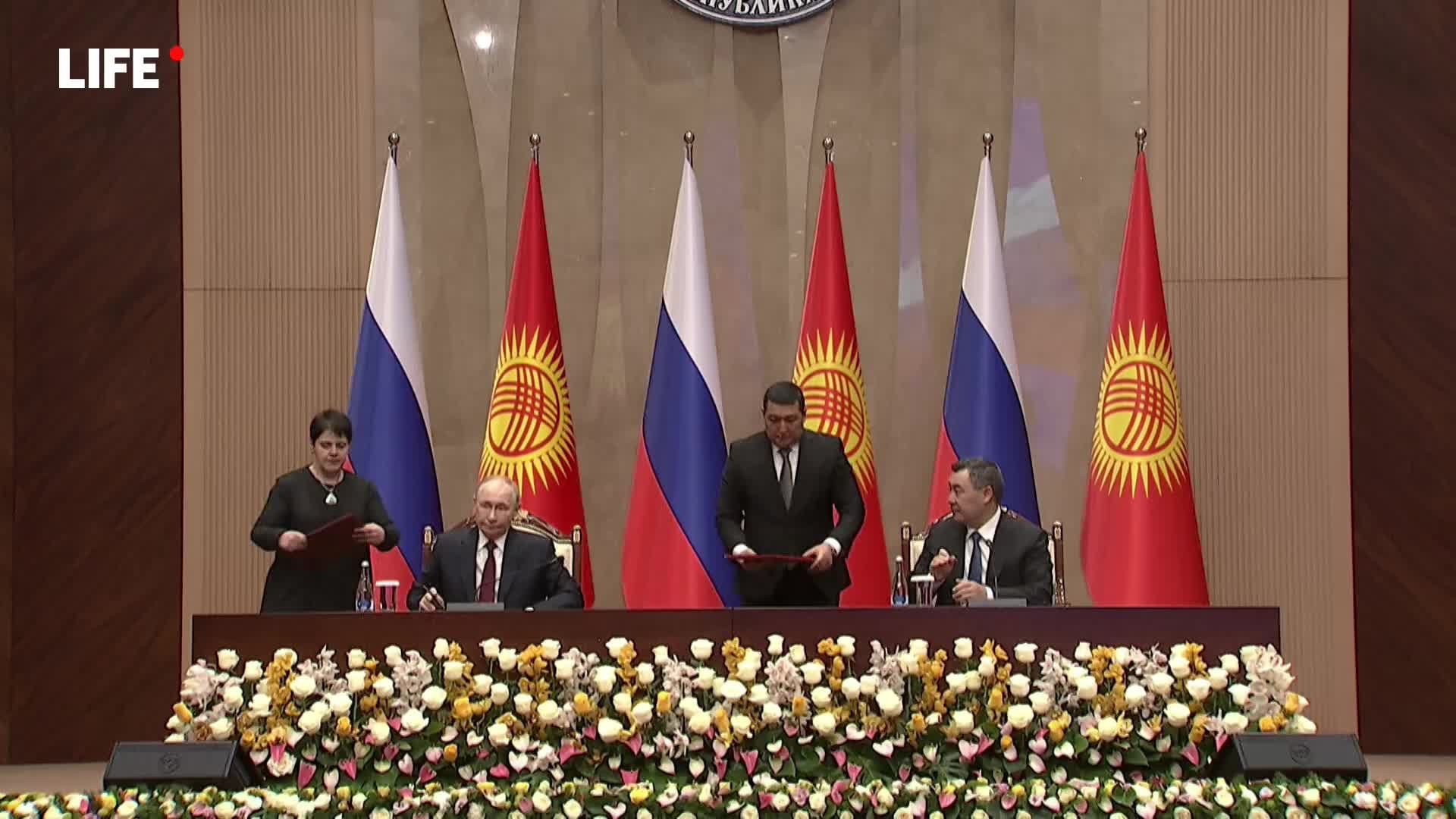 Путин и Жапаров рассказывают об итогах переговоров смотреть онлайн