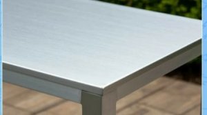 Алюминиевый уголок вместо кромки столешницы кухни.