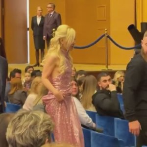 Я назову тебя зоренькой, Только ты раньше вставай... Я назову тебя солнышком, Только везде успевай.