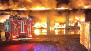 Площадь пожара в цехе в Иркутске увеличилась до 4,8 тыс. кв. м