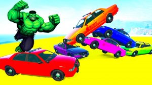 ХАЛК РАЗНОСИТ ПОЛИЦЕЙСКИЕ МАШИНЫ В ГАРАЖЕ. Забавный мультфильм для детей. Мультики про машинки.