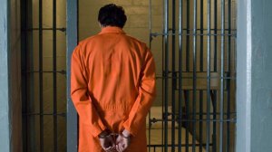 Мужчина восемь лет издевался над возлюбленной и сломал ей шею