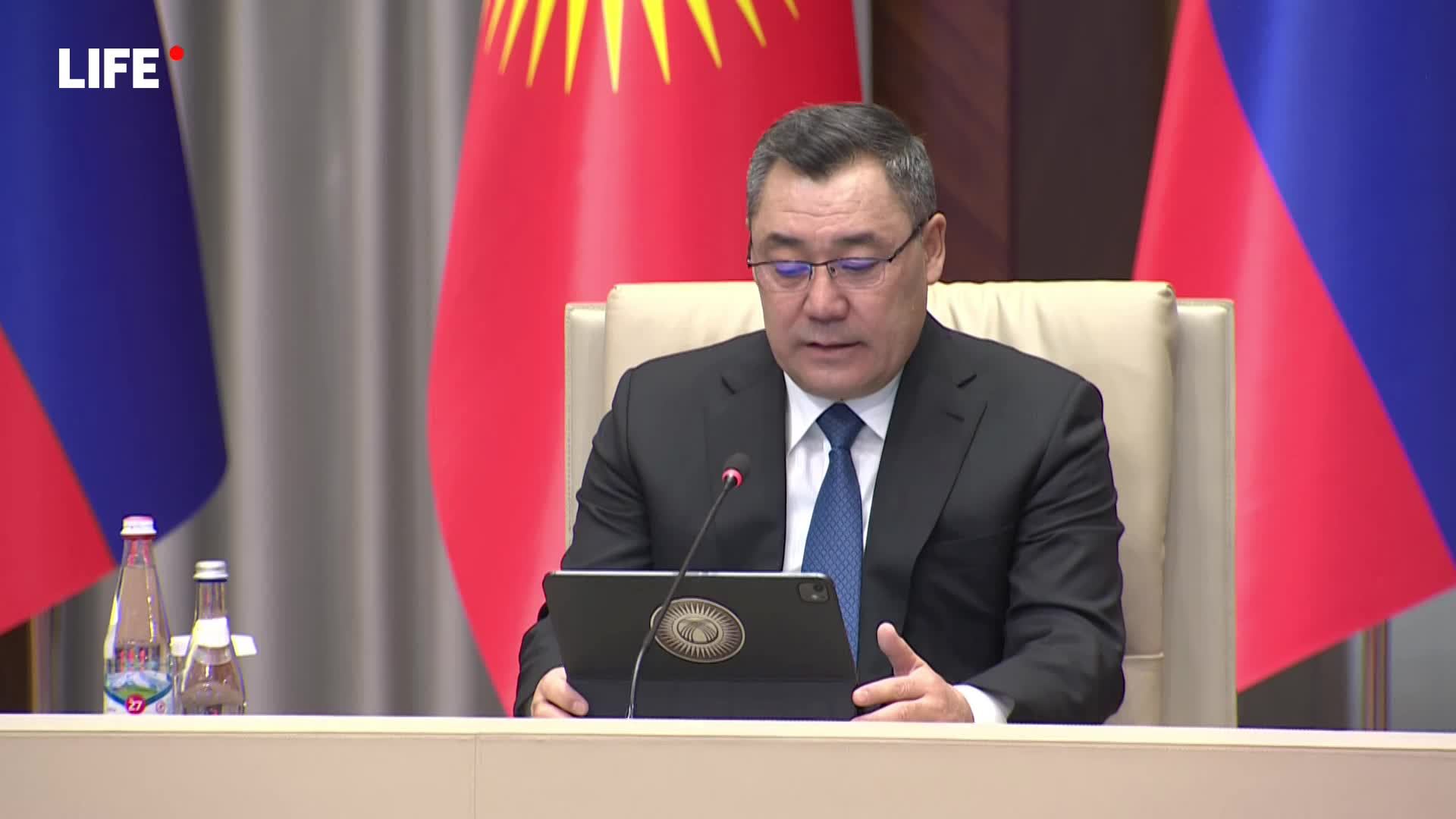 Путин и Жапаров проводят переговоры в Бишкеке смотреть онлайн