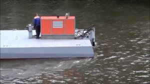 Стальной катамаран. Маневровые испытания. Работа гидравлической колонки.