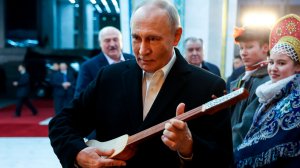 Путин сыграл на комузе во время культурной программы в Бишкеке