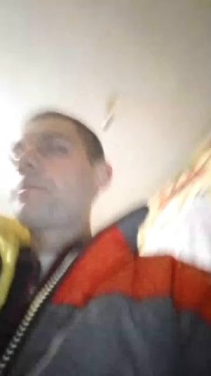 стримлю где временно живу и работаю , но я не бомж .