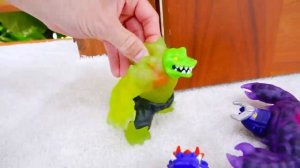 Влад и Ники играют с игрушками героями