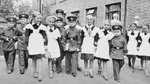 За что врачи ругали советскую школьную форму 1950-х годов