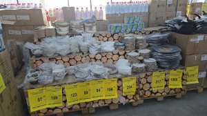 Удивлена этому ассортименту Светофора! Много посуды и бюджетных товаров для дома. Холодильник забит