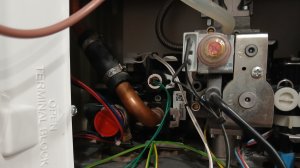 Показываю где находится датчик температуры ГВС на котле Baxi Eco Home 24F