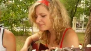 Девушка поет трогательную песню под гитару