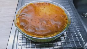 Заливной пирог с рисом и рыбной консервой.