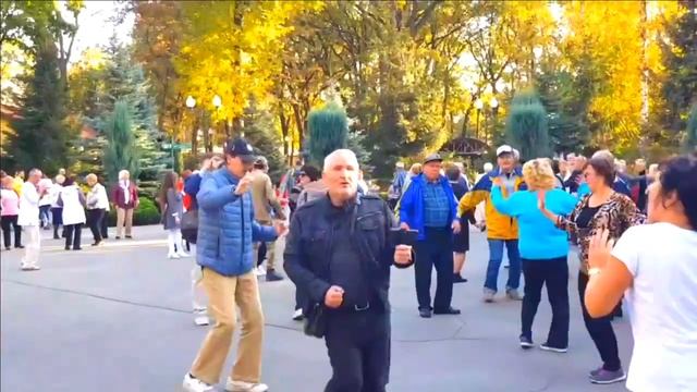 РОЗА I ТЮЛЬПАН!ОКТЯБРЬ 2023 ХАРЬКОВ ТАНЦЫ В ПАРКЕ УКРАИНА смотреть онлайн