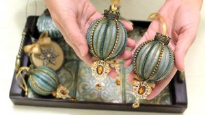 Из ДЕШЕВЫХ - в ЦАРСКИЕ.  Переделка простых пластиковых елочных игрушек в предмет роскоши