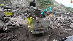 Строительство, экскаватор копает песок