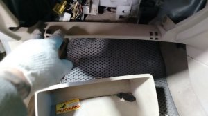 Как поменять салонный фильтр Toyota