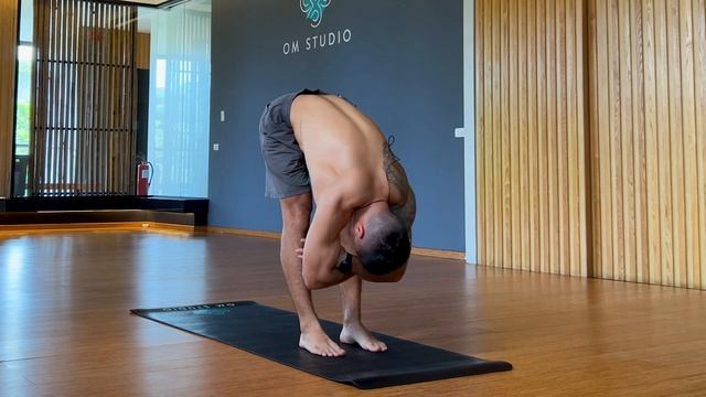 Арсений Ким. Йога комплекс для расслабления спины и ног смотреть онлайн