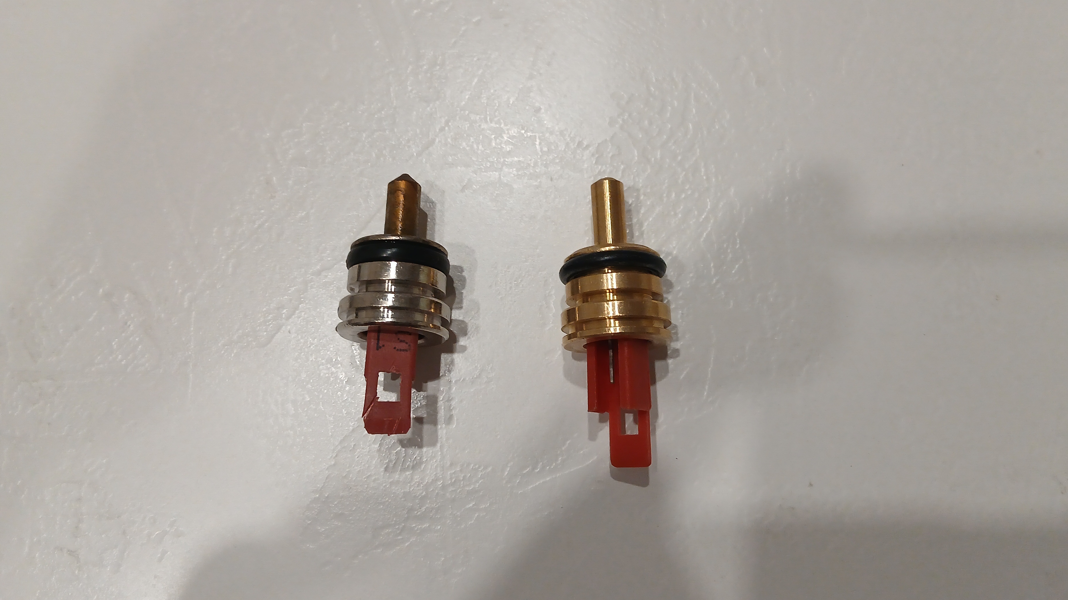 Показываю как выглядит датчик температуры ГВС с котла Baxi Eco Home 24F после 8 лет эксплуатации смотреть онлайн