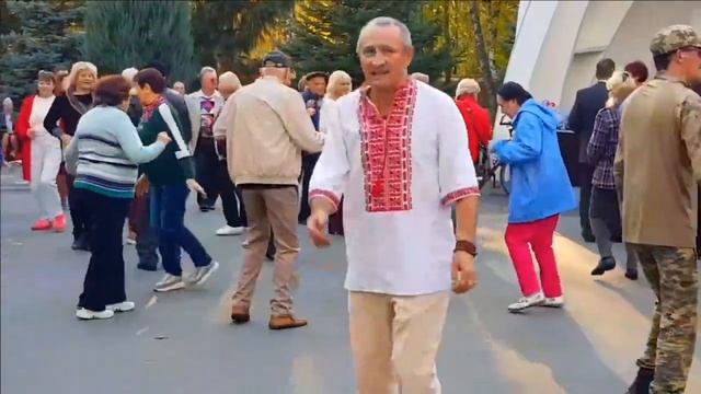 КВІТКА ТОБІ РАССКАЖЕ ТАЙНУ ЗЕЛЕНИХ ГІР ОКТЯБРЬ 2023 ХАРЬКОВ ТАНЦІ В ПАРКЕ УКРАИНА смотреть онлайн