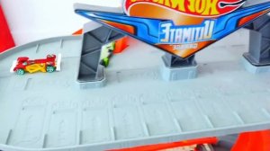 Невероятные трюки в городе машинок! История от Ники и Влада!