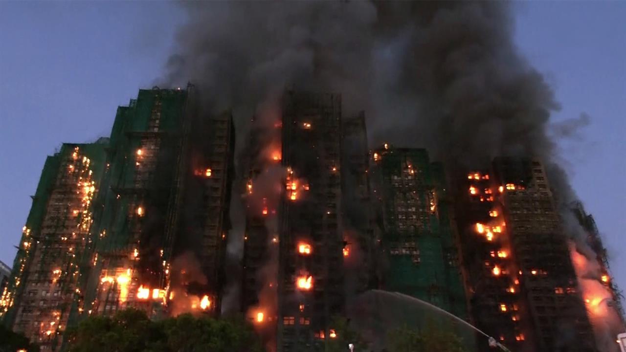 Пожар в Гонконге уже назван крупнейшим за всю историю мегаполиса.