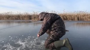 ЭТО НАДО ВИДЕТЬ!! Щука В КАЖДОЙ ЛУНКЕ, я НЕ УСПЕВАЮ БЕГАТЬ!! Рыбалка на ЖЕРЛИЦЫ по ПЕРВОМУ ЛЬДУ!!