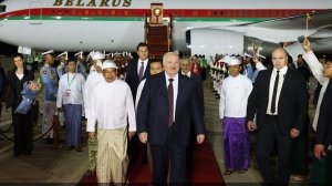 Более 300 человека у трапа! Посмотрите, как Лукашенко встречали в Мьянме