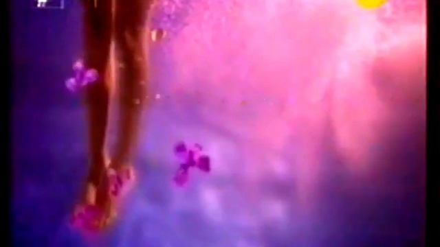 Женщина купается в двух топовых сериях под водой