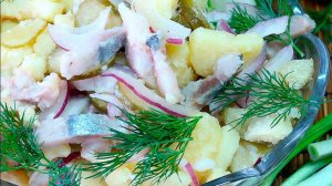 Салат с сельдью и картофелем. Очень нравится мужчинам.