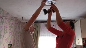 Устанавливаем  потолочный светильник.Жарю курицу в кляре.