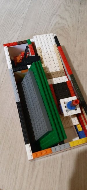 собираю дом из лего.