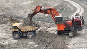 Экскаватор HITACHI ex 2600-6 в действии загружает самосвал Komatsu HD 785-7 - История добычи