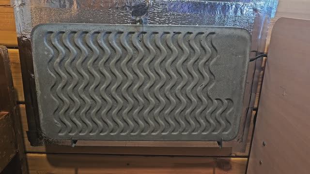 Установка кварцевого обогревателя Теплэко. Экран фольга под обогреватель