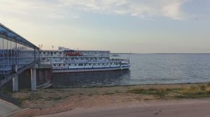 На теплоходе музыка играет....