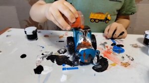 Синий трактор пачкаем в краске и моем его водой