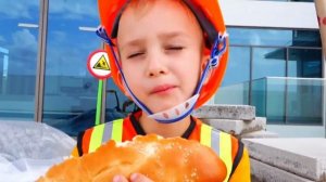 Детская машинка Ники против огромной лужи! Видео для детей!