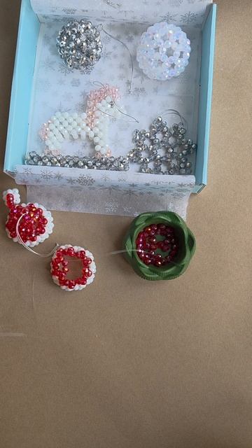 Шапочка деда мороза из бусин смотреть онлайн