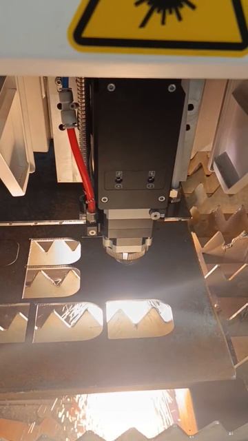 Резка металла на оптоволоконном станке для XTC-1515H/3000 Raycus смотреть онлайн