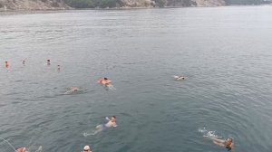 ПРИГЛАШАЮ ВАС НЕМНОГО ПО МОРЮ. МИМО ПИЦУНДЫ. НА ОСТРОВА ПЛЫВЁТ НАШ КОРАБЛЬ. КУПАТЬСЯ НЕ РЕШИЛАСЬ...