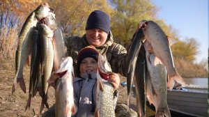 ПОЛНАЯ ЛОДКА РЫБЫ! ЭТО ЖОР! КУДА НАМ СТОЛЬКО РЫБЫ?!  РЫБАЛКА ОГОНЬ! Бешеный клёв на рыбалке.