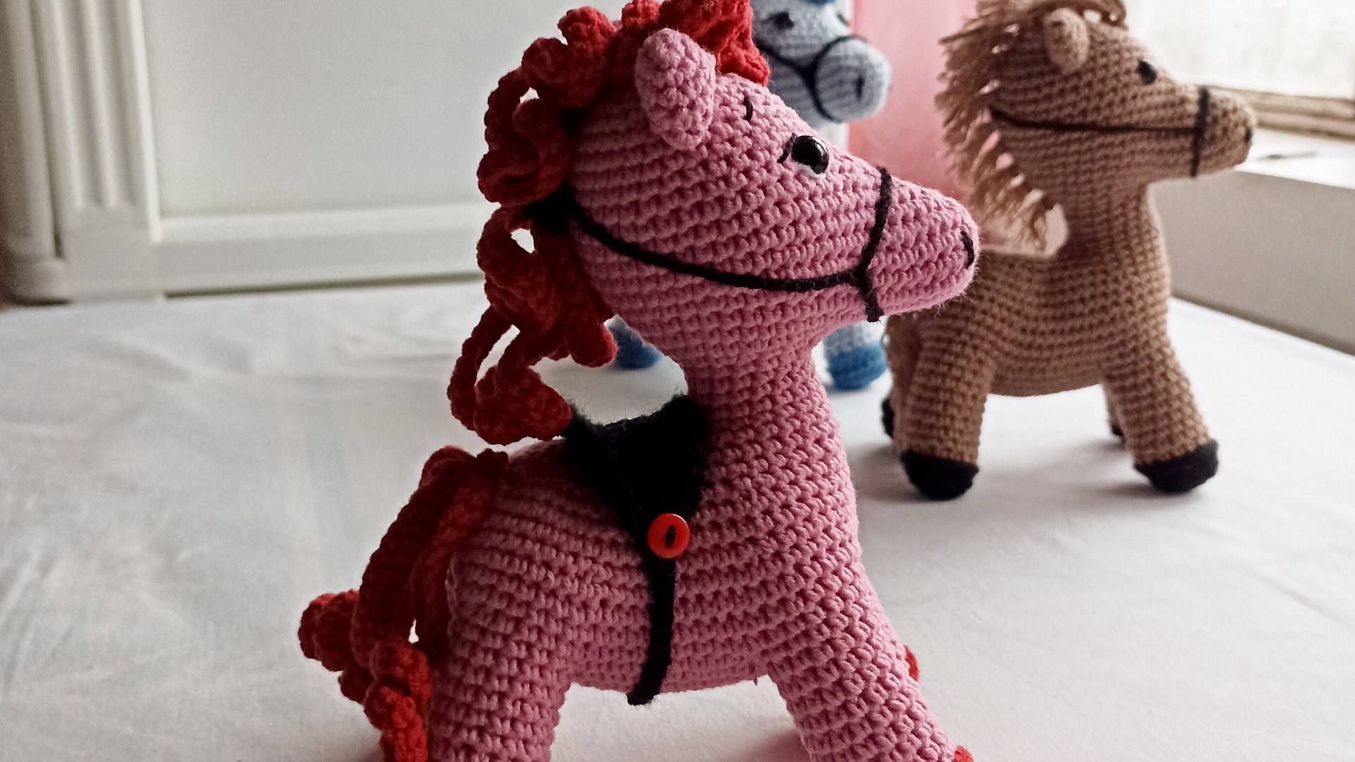 Лошадка с красивой гривой ч. 1.ножки. смотреть онлайн