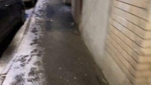 Снег то выпадет, то растает.