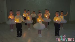 Танец для милой мамочки от детей средней группы в преддверии праздника "День Матери Funny Ant