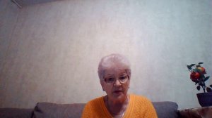 Девочке неприлично так сидеть