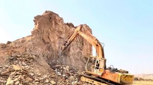 Экскаватор рушит гору. продолжение.