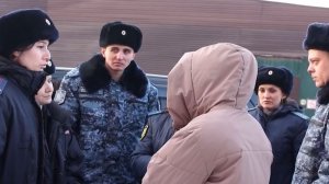 Женщина с ребенком шесть часов не отдавала машину судебным приставам