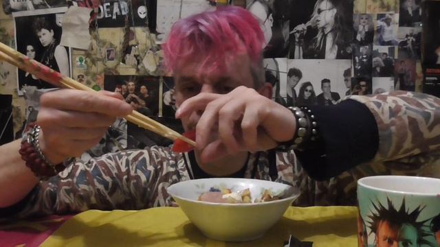 мукбанг жариная картошка с двумя видами калбасы с соусом цезорь