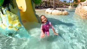 Волшебное приключение с русалкой в бассейне!